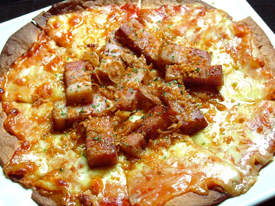 厚切りベーコンのガーリックピザ
